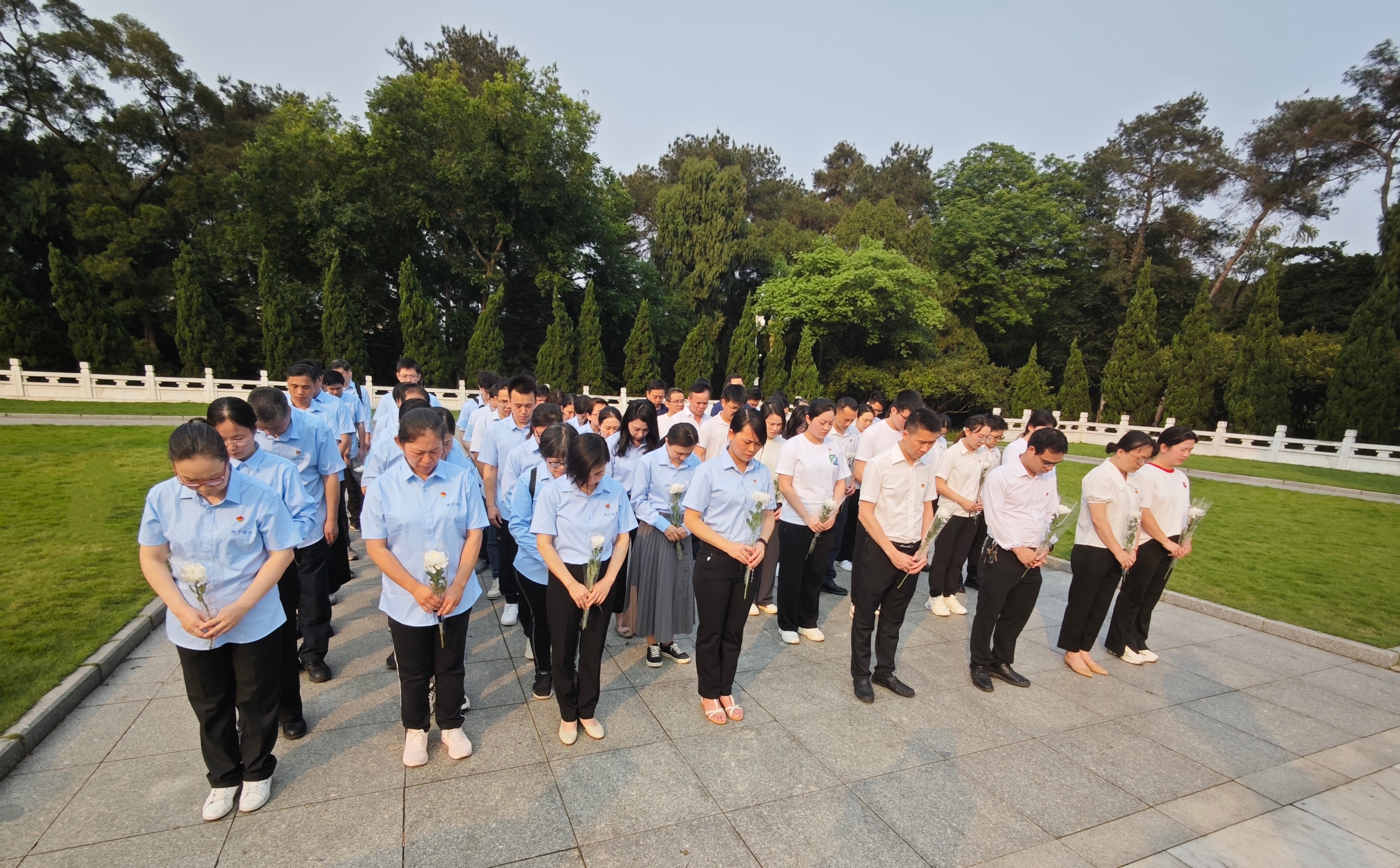 市排水公司黨總支、南寧建康環(huán)保公司黨支部 聯(lián)合開展“學(xué)黨史憶英烈 祭忠魂守初心” 主題黨日活動