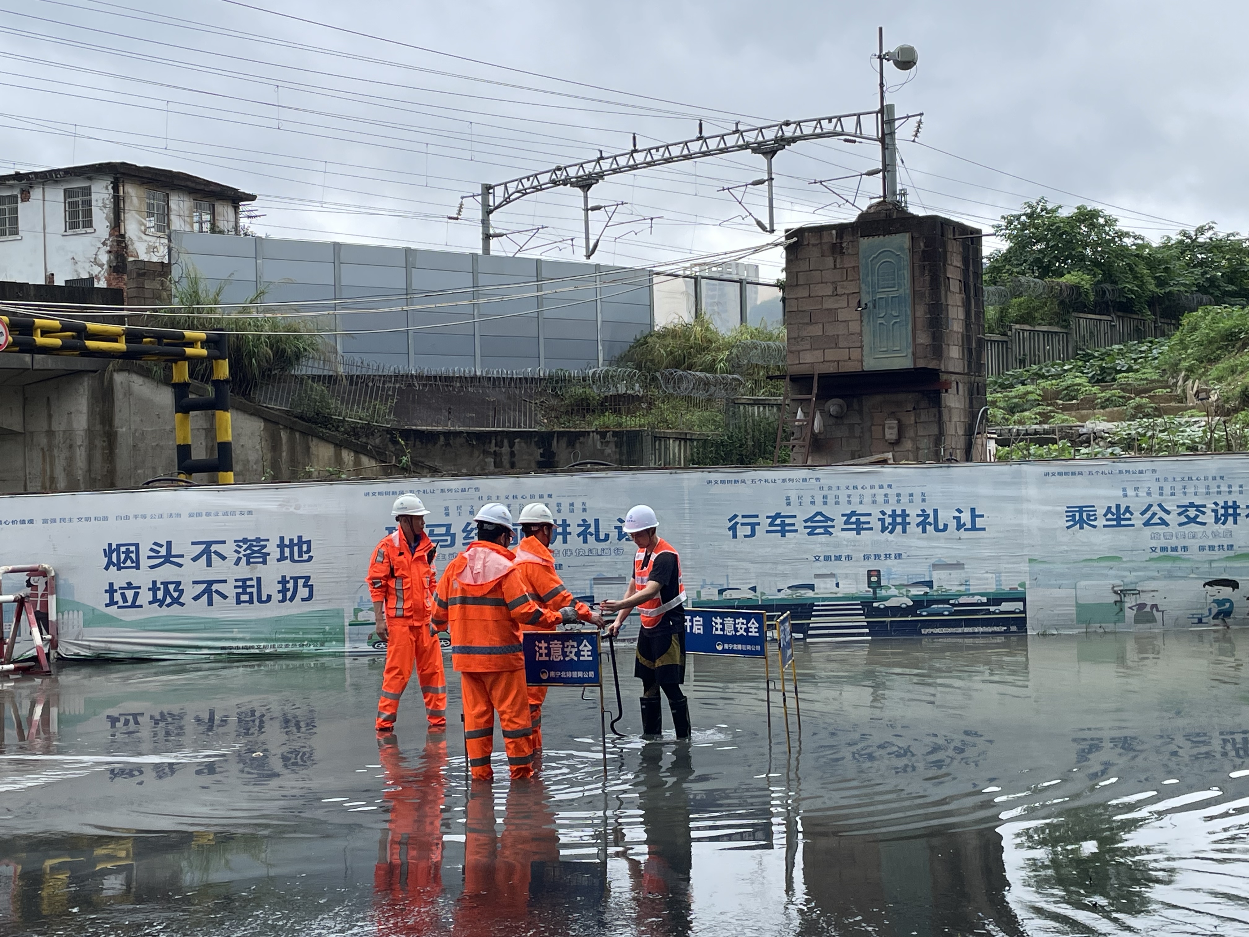 積極應(yīng)對(duì)強(qiáng)降雨，市排水公司連夜出擊排水搶險(xiǎn)